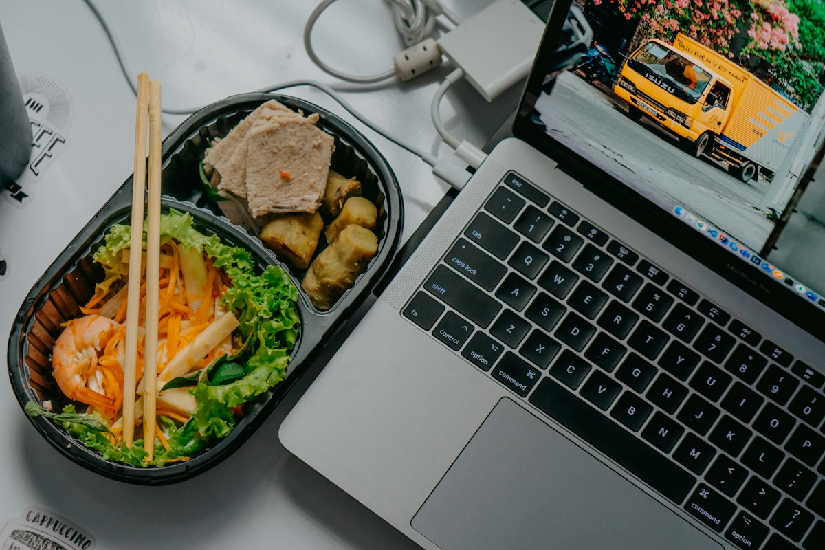 Kalorie, makro i mikro – co rzeczywiście liczy się w diecie pracownika